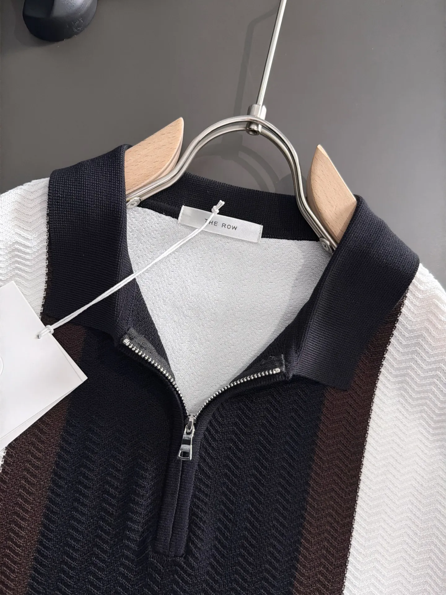 Shipping next day TR high quality - The Row 26ss New Arrival men's short-sleeved T-shirt. Like LP and BC, it belongs to the same old-money style top-notch light luxury brand. The New Arrival Original men's casual short-sleeved shirt is made of combed cotton yarn knitted imitation cotton fabric. Exclusive Premium custom-controlled raw materials. 14-needle precision knitting. The iconic waffle soul is woven. The three-dimensional texture flows with subtle light and shadow. Viewed from a distance, it is introverted. It shows when you touch it closely. It feels substantial when weighed. The upper body is also more textured than ordinary T-shirts. Fashionable Versatile Hot Sale. It is skin-friendly and comfortable to wear. Premium boutique. The upper body is made of Factory's fine workmanship. A must-have item for men. Complete with three standards. Sizes M-3XL